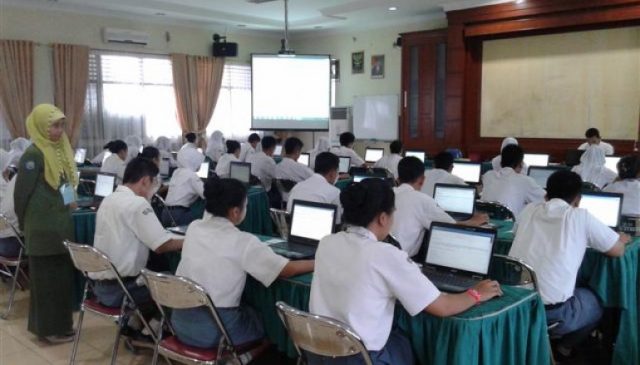 1-3-jika-sekolah-ingin-menggelar-ujian-nasional-berbasis-komputer-770x439_c