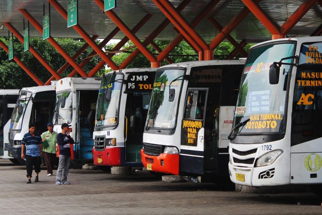 Sejumlah kru dan calon penumpang berada di terminal keberangkatan angkutan umum bus Antar Kota Dalam Provinsi (AKDP) di Terminal Purabaya (Bungurasih) Surabaya di Sidoarjo, Jawa Timur, Kamis (22/1)