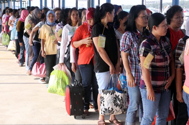 ebanyak 250 Tenaga Kerja Indonesia yang terdiri dari 157 laki-laki, 89 perempuan dan 4 anak di deportasi dari Malaysia melalui pelabuhan internasional Sri Bintan Pura Tanjungpinang, Kepulauan Riau, Jumat (11/1). Para TKI  me
