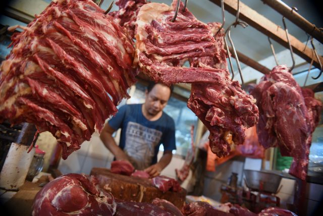 Pedagang memilah daging sapi lokal di pasar Cijantung, Jakarta,