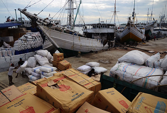 Buruh mengangkat barang di Pelabuhan Paotere Makassar, Sulsel, Rabu (2/7)