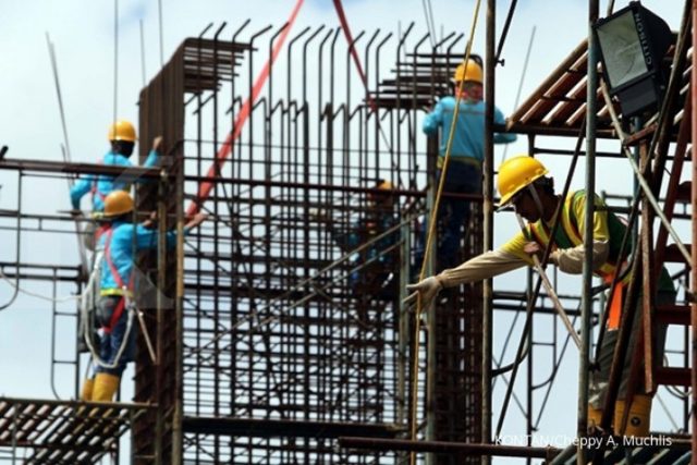 Pengerjaan proyek jalan tol akses ke pelabuhan Tanjung Priok