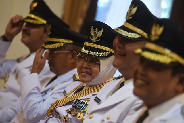 Pasangan Wali Kota/Wakil Wali Kota Surabaya terpilih Tri Rismaharini (tengah) dan Wisnu Sakti Buana (kedua kanan) tersenyum bersama sejumlah bupati/wakil bupati terpilih lainnya ketika mengikuti pelantikan gelombang kedua di Gedung Grahadi, Surabaya, Jawa