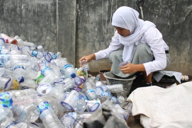 sampah-botol-bekas-2jpg