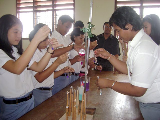 siswa-di-lap-kimia