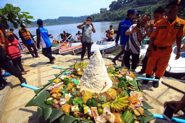 91796-melarung-gunungan-dalam-tradisi-nyadran-di-waduk-jatibarang-DVG_highres