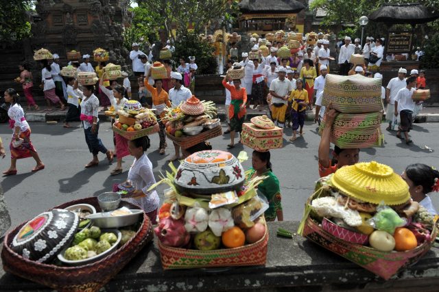 Sejumlah Umat Hindu membawa sesajen saat persembahyangan Hari Raya Galungan di Ubud, Bali, Rabu (10/2).