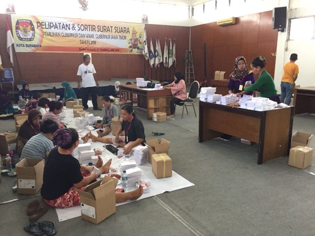 Pelipatan surat suaradi KPU Surabaya