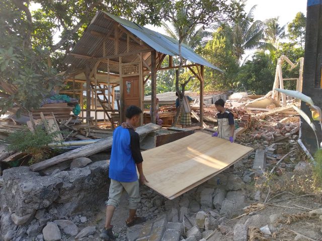 Proses pembangunan Huntara ITS 1.0 untuk korban gempa di Lombok