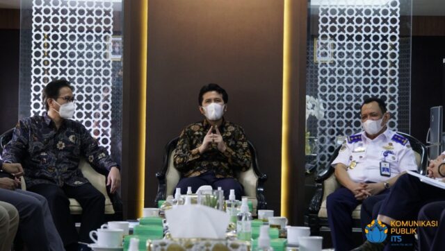 ITS - Rektor ITS Prof Dr Ir Mochamad Ashari MEng (kiri) bersama Wakil Gubernur Jawa Timur Dr Emil Elestianto Dardak (tengah) dan Kepala Balitbang Kemenhub Umar Aris saat berdiskusi