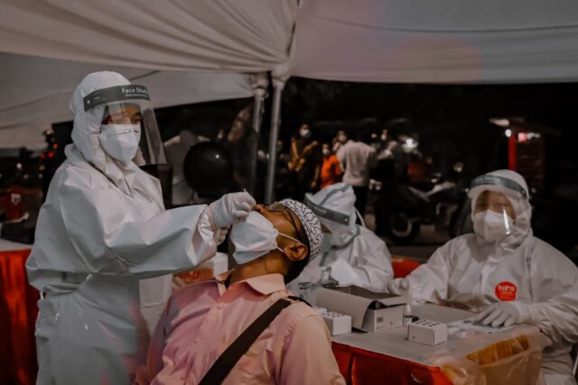 Tes Antigen di Suramadu malam