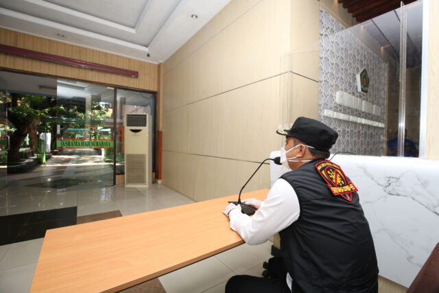 Wali Kota saat menjenguk OTG di HAH (4)