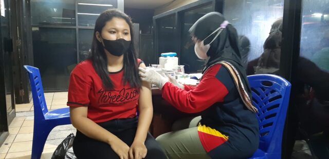 Vaksinasi pedagang pasar tradisional (6)
