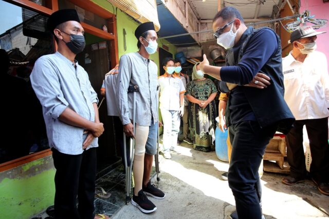 Wali Kota Eri Berkan kaki Palsu ke Mahrus