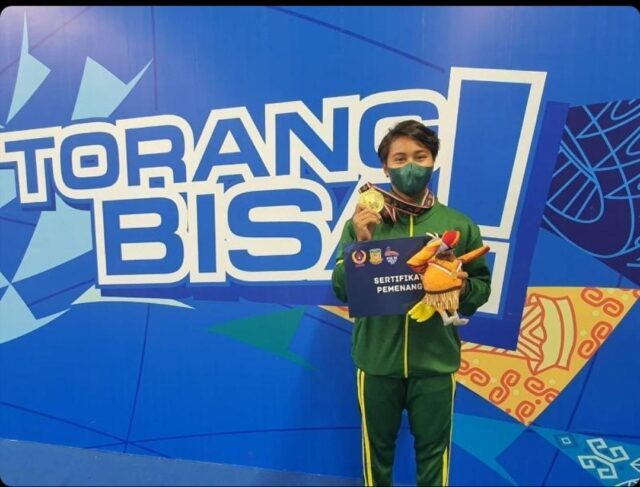 PON - Gladies Lariesa Garina Haga Kore, pelajar kelas IX SMPN 40 Kota Surabaya berhasil meraih tiga medali emas (1)